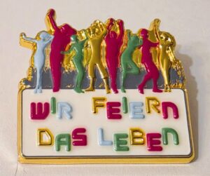 Pin WIR FEIERN DAS LEBEN - Marita Köllner Kollektion